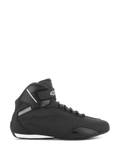 Scarpe Alpinestars Sektor, scarpe da moto nere, vista di profilo laterale, costruzione in microfibra dal design elegante con punta rinforzata e cinturino alla caviglia, logo Alpinestars bianco, calzatura protettiva dallo stile sportivo