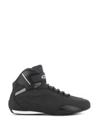 Scarpe Alpinestars Sektor, scarpe da moto nere, vista di profilo laterale, costruzione in microfibra dal design elegante con punta rinforzata e cinturino alla caviglia, logo Alpinestars bianco, calzatura protettiva dallo stile sportivo