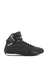 Scarpe Alpinestars Sektor, scarpe da moto nere, vista di profilo, design alto con tomaia in microfibra, cinturino alla caviglia con logo bianco, allacciatura rapida e aree rinforzate su punta e tallone, calzature da strada d'ispirazione sportiva