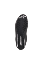 Scarpe Alpinestars Sektor, scarpe da moto nere, vista inferiore che mostra la suola in gomma testurizzata, logo a stella Alpinestars bianco sulla punta e branding sul tallone, progettate per aderenza e durata