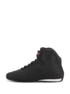 Alpinestars scarpe Stella Sektor da donna, scarpe da moto, nero e fucsia, profilo laterale con tomaia in microfibra nera, logo fucsia sul cinturino alla caviglia e dettaglio bianco sul tallone