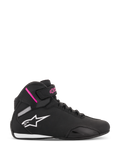 Alpinestars Stella Sektor, scarpe da moto alte da donna, nere e fucsia, logo a stella bianco, dettagli rosa sul cinturino alla caviglia, lacci neri, suola bianca e nera, costruzione in microfibra leggera