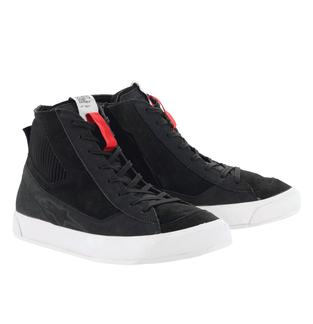 Scarpe Alpinestars Stated, scarpe da moto urbane, nero con suola bianca, stile sneaker street retrò, design high-top in nabuk e scamosciato, lacci classici con accenti rossi, calzatura protettiva per la guida urbana