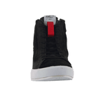 Alpinestars Stated Shoes, scarpe da moto nere, vista frontale con lacci neri e suola vulcanizzata bianca, asola rossa sulla linguetta con etichetta del marchio bianca, design urban streetwear