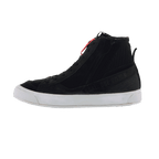 Alpinestars Stated Shoes, scarpe da moto urbane nere, design sneaker high-top con suola vulcanizzata bianca, tomaia in scamosciato e tela nera, dettaglio rosso sulla linguetta e testo 'One Goal One Vision' sul lato