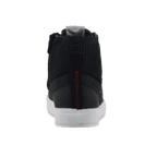 Alpinestars Stated Shoes, vista posteriore, nero con suola vulcanizzata bianca, con colletto alla caviglia in maglia a coste, cuciture a zig-zag rosse sul tallone e linguetta grigia, calzature da moto urbane