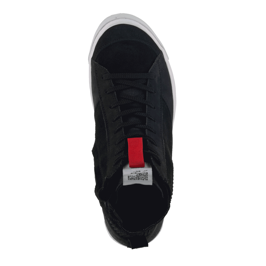 Scarpe Alpinestars Stated, scarpe da moto urbane, nero, vista dall'alto con lacci neri, tirante rosso sulla linguetta e bordo della suola vulcanizzata bianco, design minimalista ispirato allo skate per la guida su strada