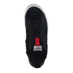 Scarpe Alpinestars Stated, scarpe da moto urbane, nero, vista dall'alto con lacci neri, tirante rosso sulla linguetta e bordo della suola vulcanizzata bianco, design minimalista ispirato allo skate per la guida su strada
