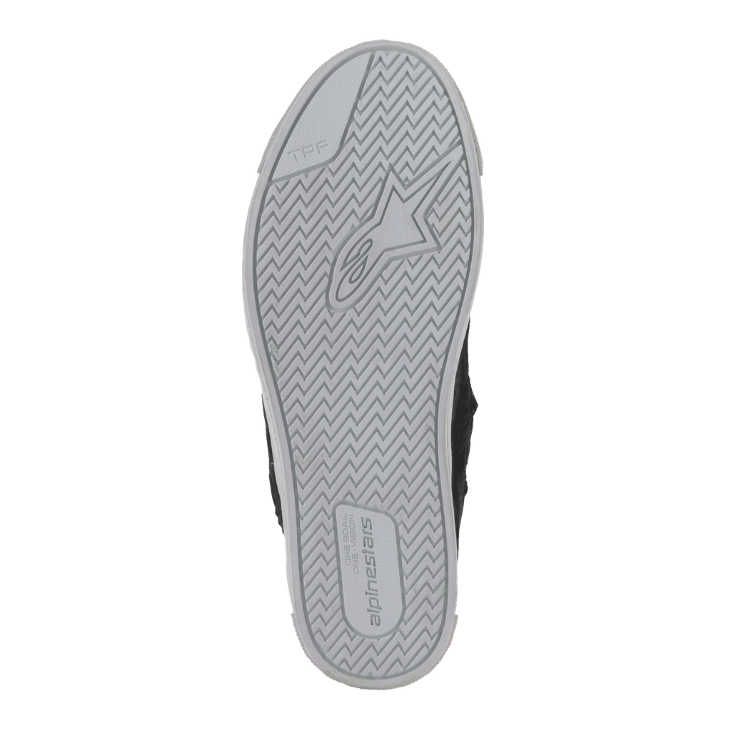 Scarpe Alpinestars Stated, vista inferiore della suola, gomma vulcanizzata grigio chiaro con motivo di trazione a spina di pesce, con logo a stella Alpinestars e marchio TPF, dettaglio scarpa da moto urbana