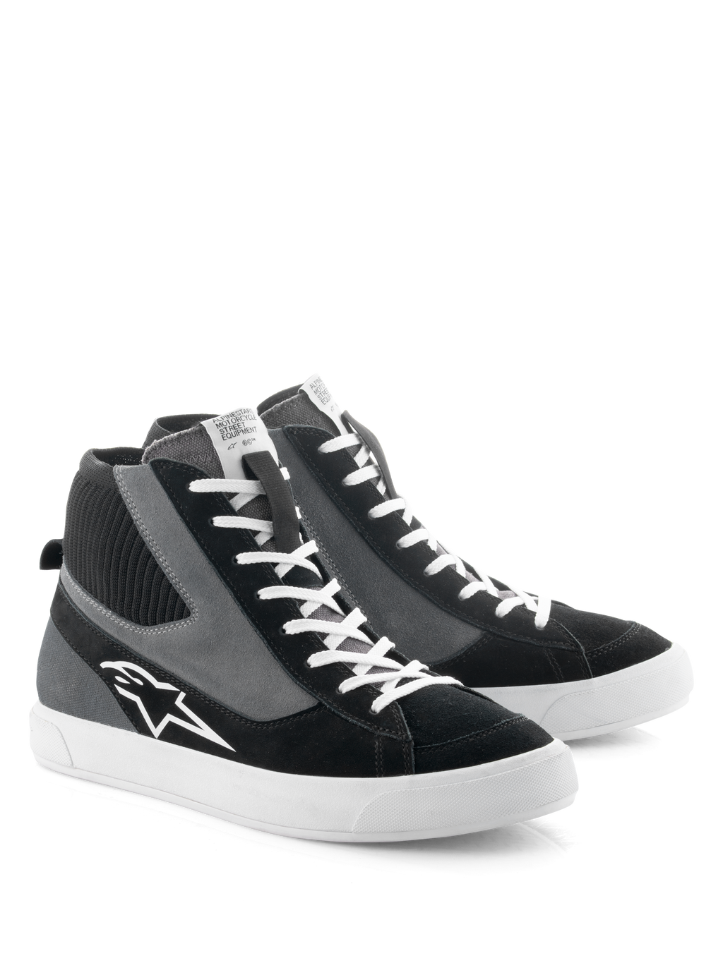 Alpinestars Stated Shoes, scarpe da moto, nero, grigio e bianco, design high-top d'ispirazione skate rétro con lacci bianchi e suola in gomma vulcanizzata, logo Alpinestars sul lato e un mix di materiali in scamosciato e tela.