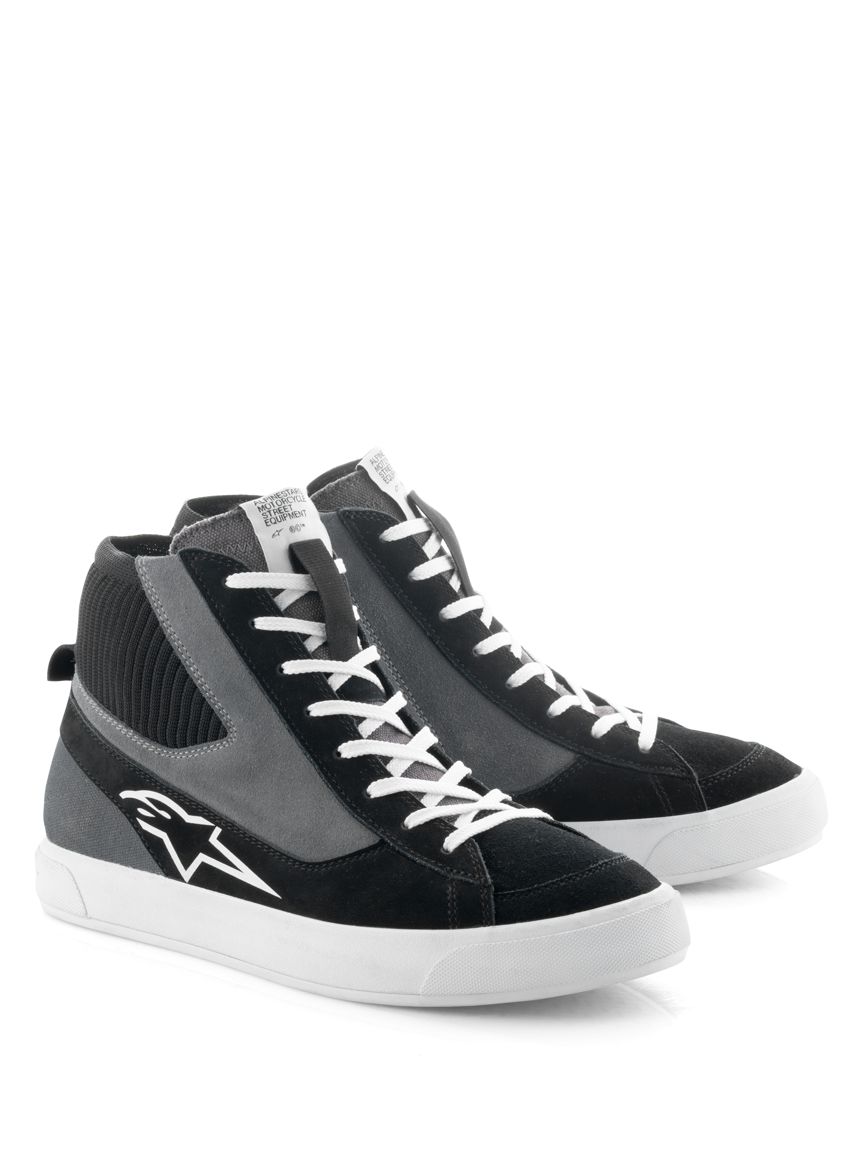 Alpinestars Stated Shoes, scarpe da moto, nero, grigio e bianco, design high-top d'ispirazione skate rétro con lacci bianchi e suola in gomma vulcanizzata, logo Alpinestars sul lato e un mix di materiali in scamosciato e tela.