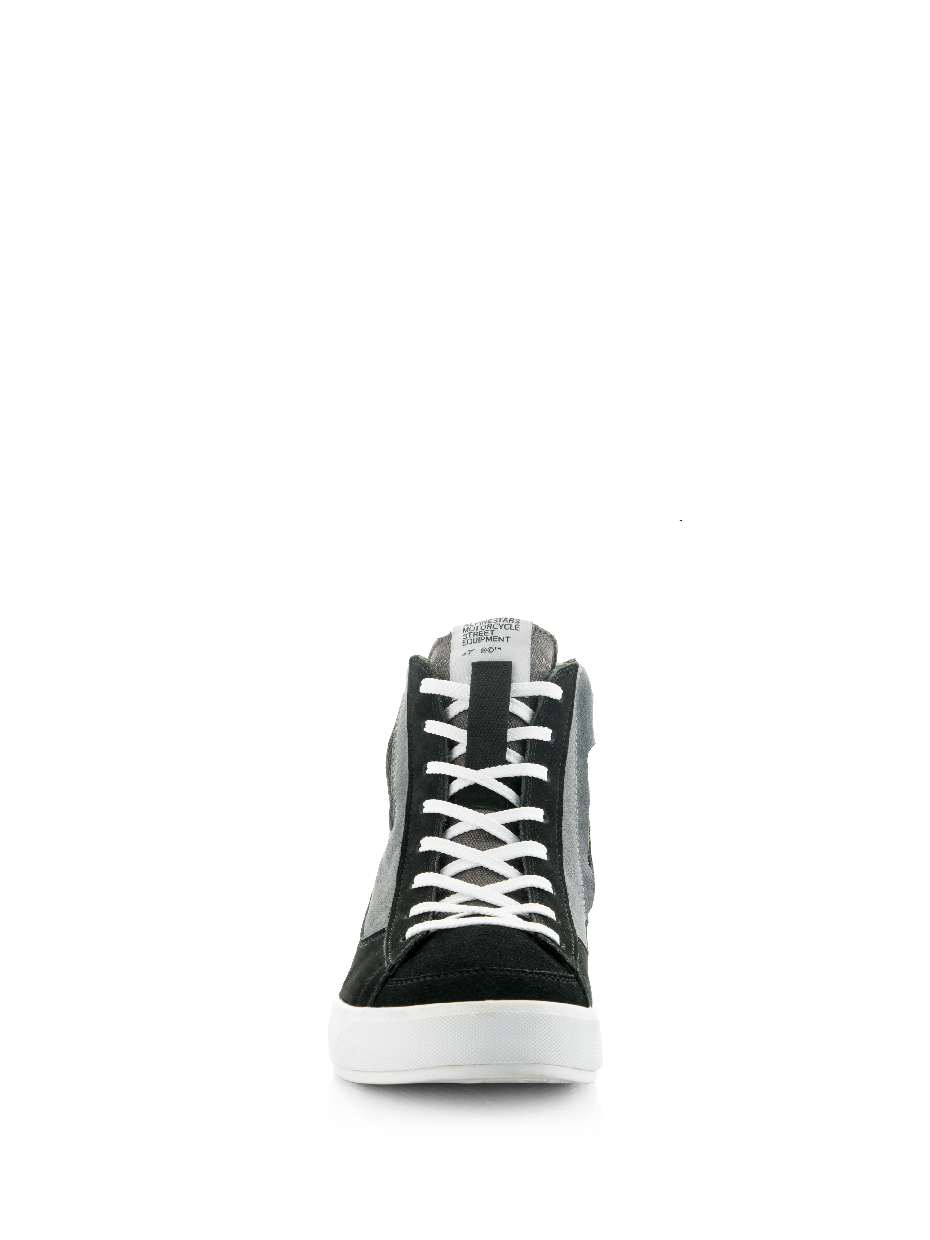 Scarpe Alpinestars Stated, nero grigio e bianco, vista frontale di sneaker da moto alta, lacci bianchi, punta in scamosciato nero, pannelli in tela grigia, suola vulcanizzata bianca, stile urban street