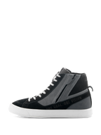 Alpinestars Stated Shoes, scarpe da moto urbane, nero grigio e bianco, profilo laterale con design sneaker alta, zip laterale, suola vulcanizzata bianca e scritta "ONE GOAL. ONE VISION"