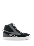 Alpinestars Stated Shoes, scarpe da moto alte, nero grigio e bianco, con logo stella bianco, suola in gomma vulcanizzata bianca, colletto alla caviglia in maglia a coste e lacci bianchi, stile urban street