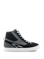 Alpinestars Stated Shoes, scarpe da moto alte, nero grigio e bianco, con logo stella bianco, suola in gomma vulcanizzata bianca, colletto alla caviglia in maglia a coste e lacci bianchi, stile urban street