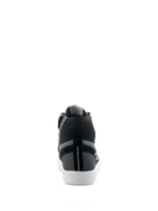 Scarpe Alpinestars Stated, scarpe da moto urbane, Nero, grigio e bianco, vista posteriore con suola vulcanizzata bianca, tomaia in pelle scamosciata grigia e tela, colletto della caviglia in maglia nera con marchio "AST63" e cuciture a zigzag bianche verticali sul tallone.
