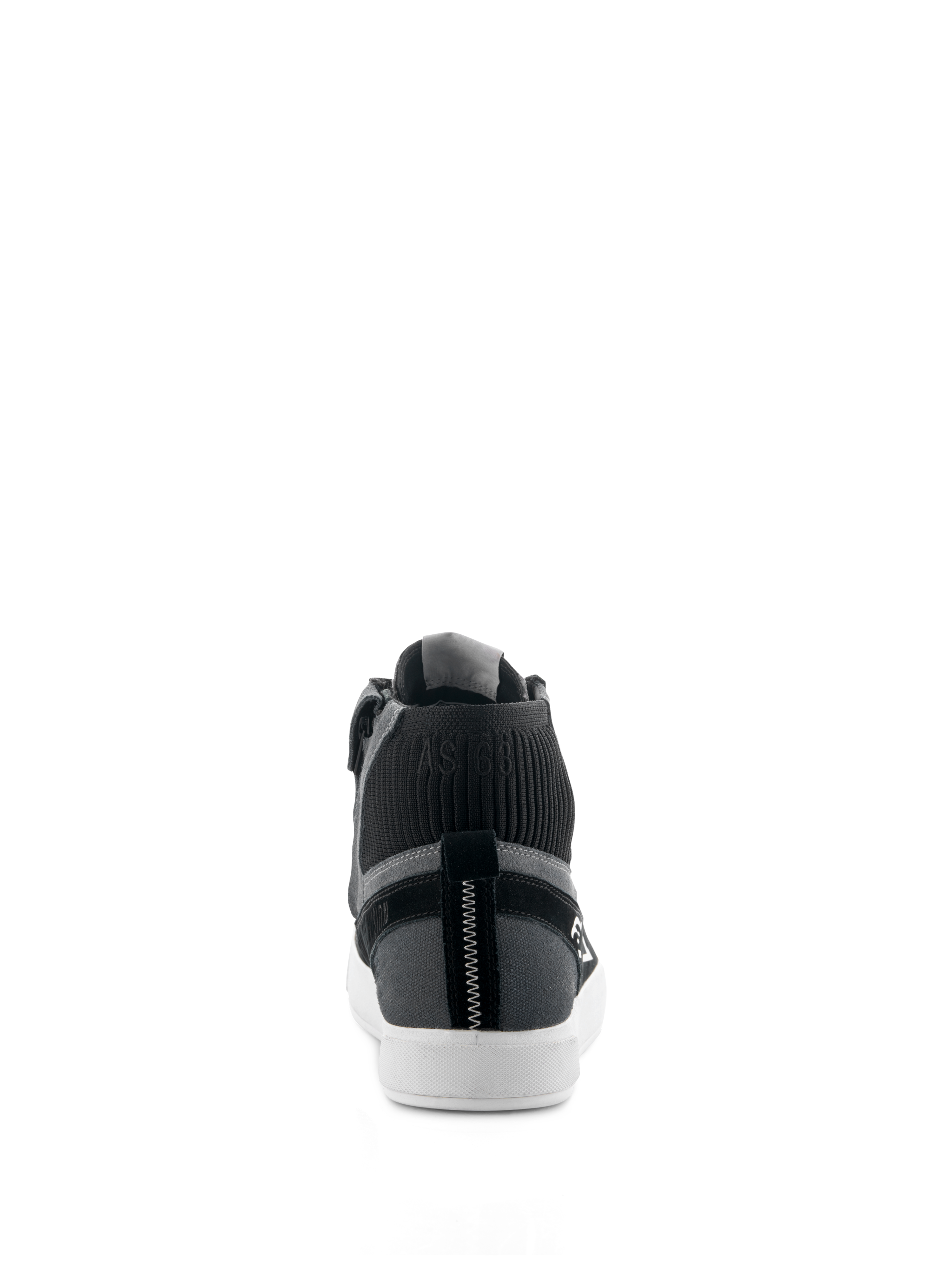 Scarpe Alpinestars Stated, scarpe da moto urbane, Nero, grigio e bianco, vista posteriore con suola vulcanizzata bianca, tomaia in pelle scamosciata grigia e tela, colletto della caviglia in maglia nera con marchio "AST63" e cuciture a zigzag bianche verticali sul tallone.