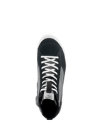Alpinestars Scarpe Stated, vista dall'alto di sneaker da moto nera, grigia e bianca, con lacci bianchi, tomaia in scamosciato e tela, suola vulcanizzata bianca, calzatura da guida urbana