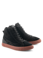 Scarpe Alpinestars Stated, scarpe da moto urbane, Black and Gum, silhouette high-top con tomaia in pelle scamosciata e tela nera, suola in gomma vulcanizzata marrone, design d'ispirazione skate rétro per uso stradale e urbano