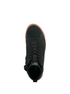 Alpinestars Stated Shoes, vista dall'alto di scarpa da moto urbana, tomaia in camoscio nero con suola vulcanizzata color gomma, design minimalista ispirato allo skate, lacci classici e stile sneaker urbana