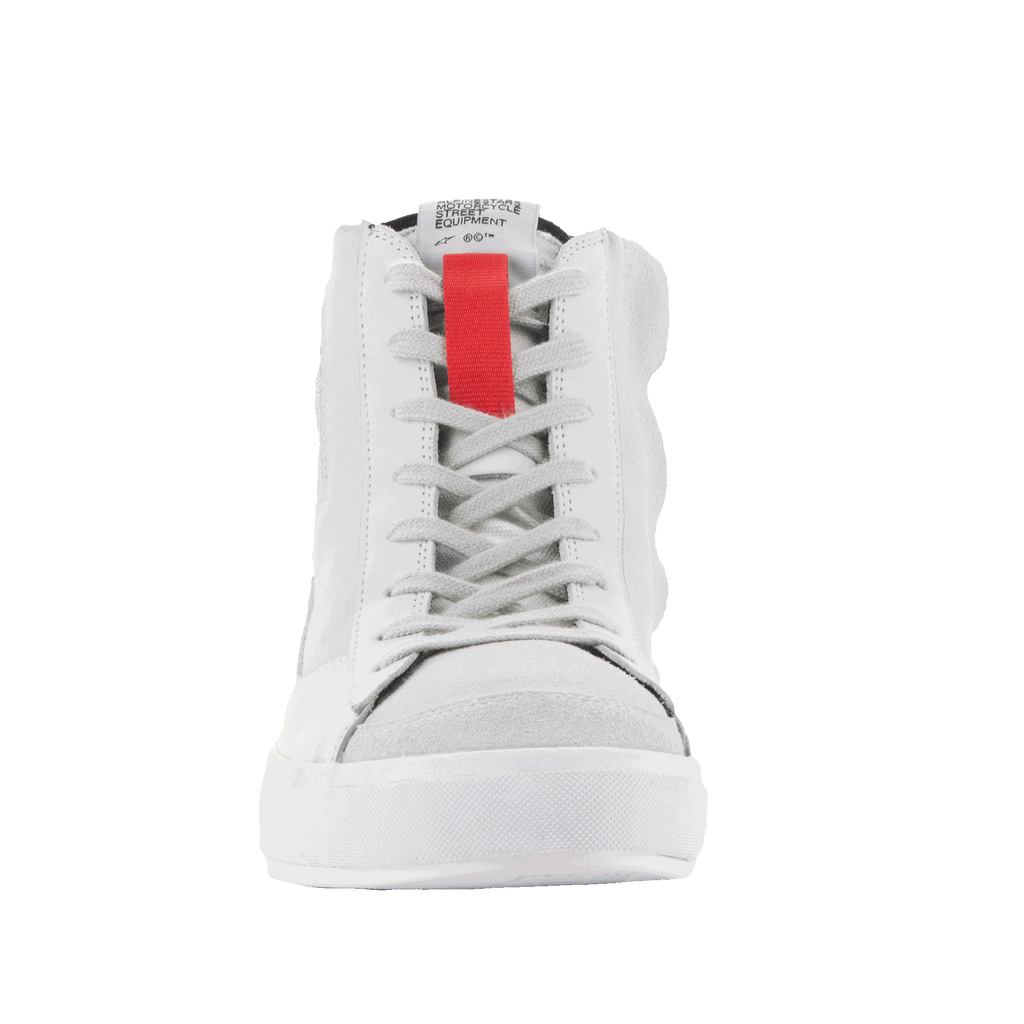 Alpinestars Stated Shoes, scarpe da moto urban, White Cool Gray, vista frontale di sneaker alta con un evidente dettaglio rosso sulla linguetta, lacci grigi e suola vulcanizzata bianca, design minimalista ispirato allo skate