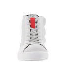 Alpinestars Stated Shoes, scarpe da moto urban, White Cool Gray, vista frontale di sneaker alta con un evidente dettaglio rosso sulla linguetta, lacci grigi e suola vulcanizzata bianca, design minimalista ispirato allo skate