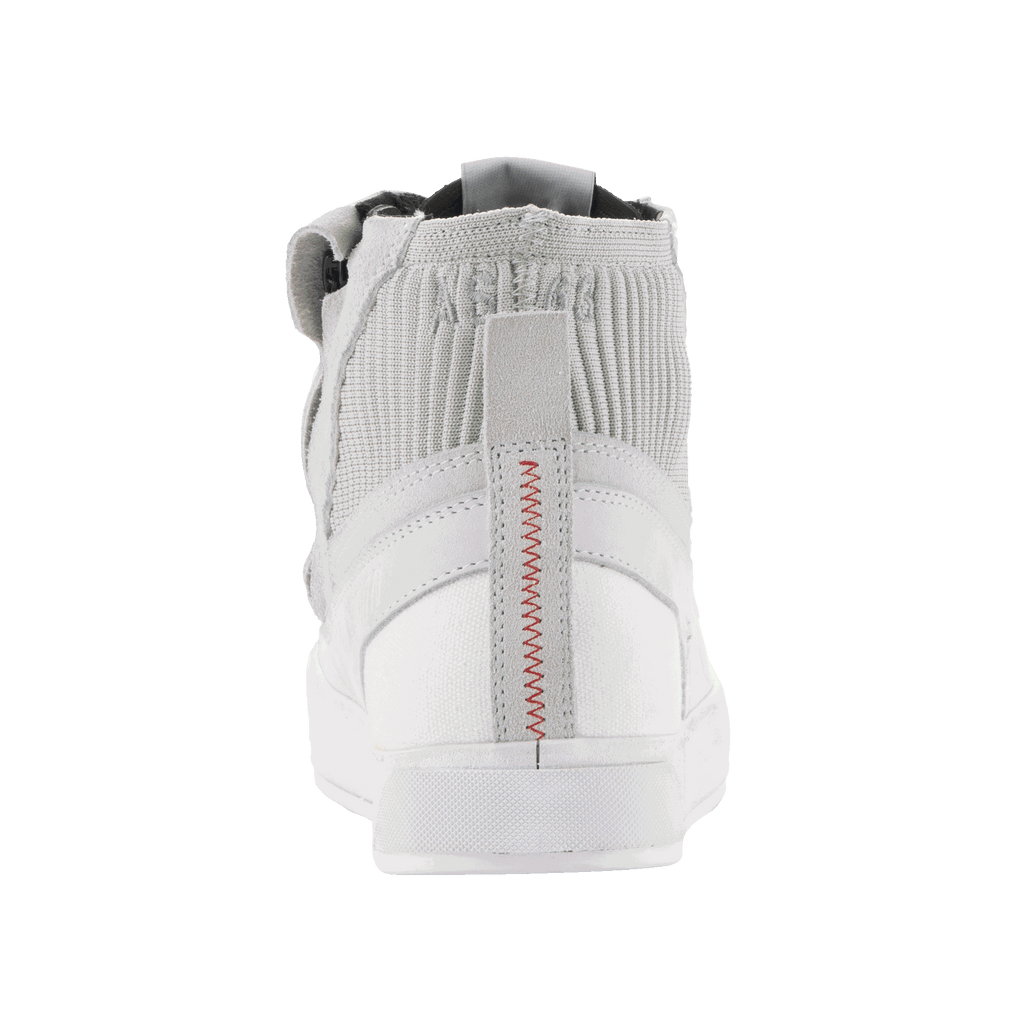 Scarpe Alpinestars Stated, scarpe da moto, Bianco Cool Gray, vista posteriore con cuciture rosse a zig-zag sul tallone, colletto della caviglia in maglia a rete e suola vulcanizzata bianca, design da sneaker urbana