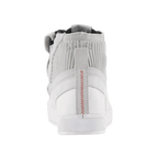Scarpe Alpinestars Stated, scarpe da moto, Bianco Cool Gray, vista posteriore con cuciture rosse a zig-zag sul tallone, colletto della caviglia in maglia a rete e suola vulcanizzata bianca, design da sneaker urbana