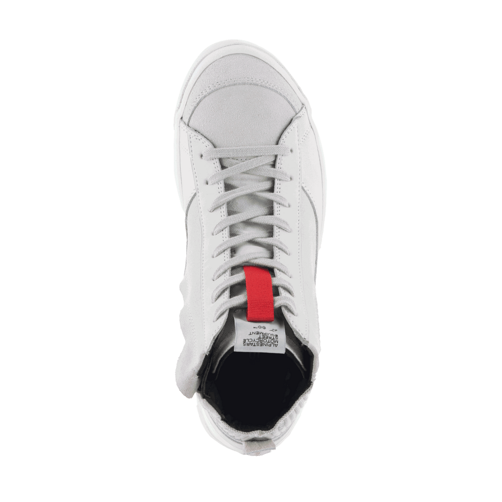 Alpinestars Stated Shoes, scarpe da moto urban, White Cool Gray, vista dall'alto con punta in pelle scamosciata e classica chiusura con lacci, dettaglio rosso sulla linguetta, design sneaker da moto ispirato allo skate retrò
