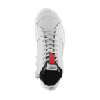Alpinestars Stated Shoes, scarpe da moto urban, White Cool Gray, vista dall'alto con punta in pelle scamosciata e classica chiusura con lacci, dettaglio rosso sulla linguetta, design sneaker da moto ispirato allo skate retrò