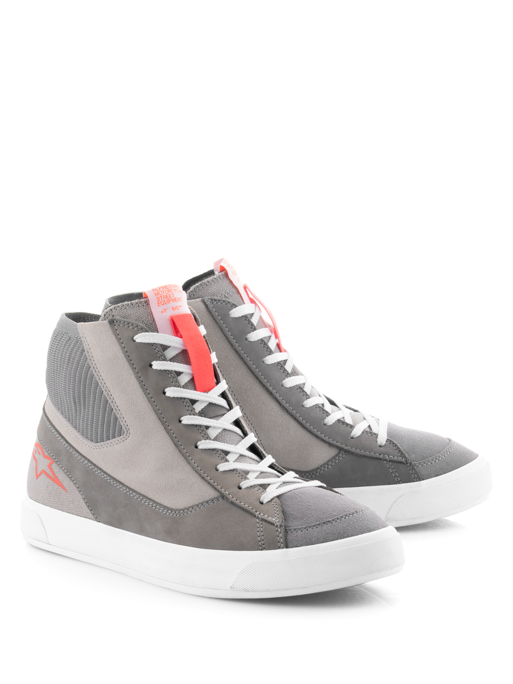 Scarpe Alpinestars Stated, scarpe da moto urbane, grigio chiaro, rosso fluo e bianco, design da sneaker street rétro con suola vulcanizzata bianca, pannelli in camoscio e tela, con accenti rosso fluo sulla linguetta e logo laterale