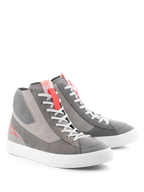 Scarpe Alpinestars Stated, scarpe da moto urbane, grigio chiaro, rosso fluo e bianco, design da sneaker street rétro con suola vulcanizzata bianca, pannelli in camoscio e tela, con accenti rosso fluo sulla linguetta e logo laterale