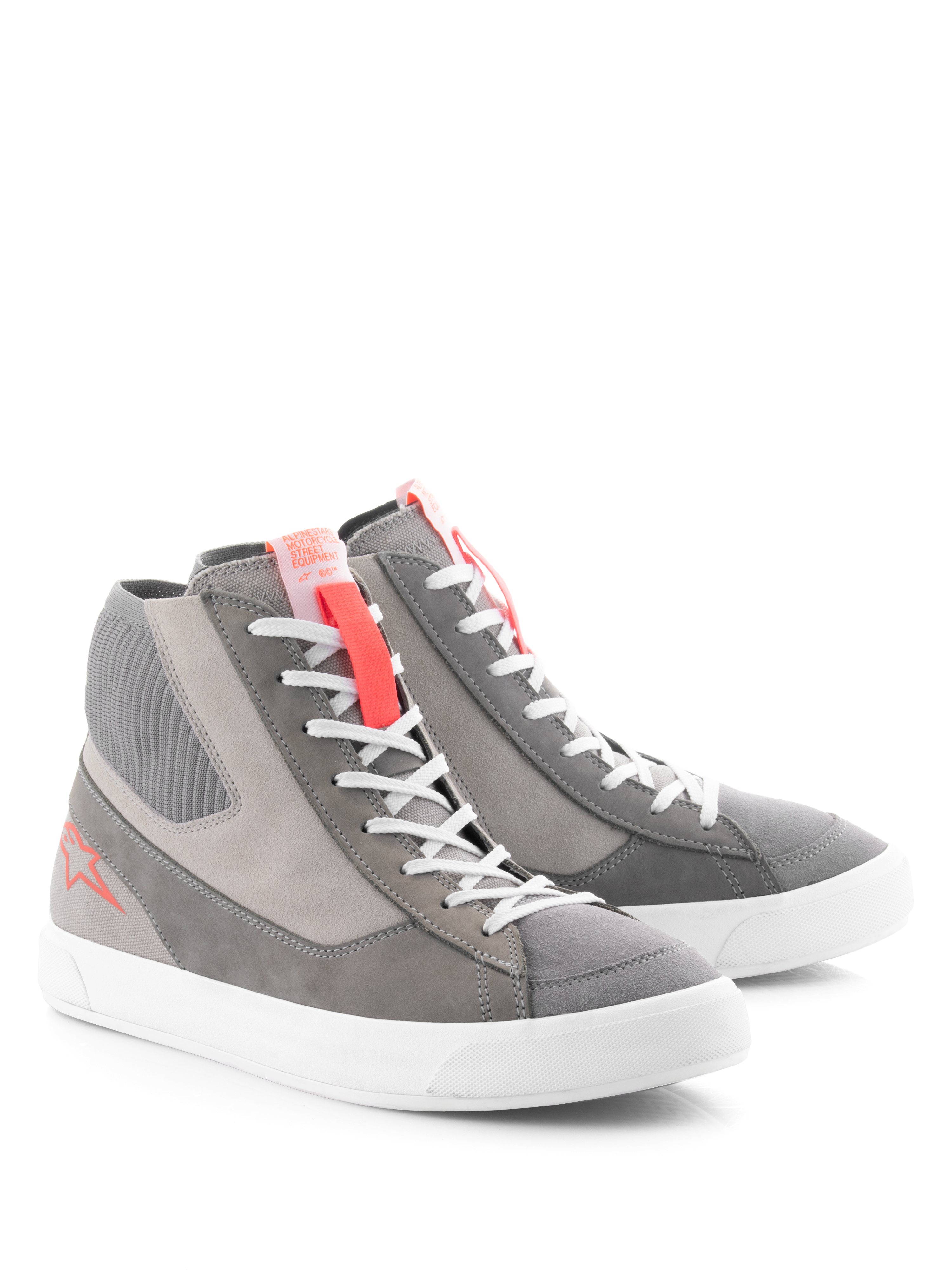 Scarpe Alpinestars Stated, scarpe da moto urbane, grigio chiaro, rosso fluo e bianco, design da sneaker street rétro con suola vulcanizzata bianca, pannelli in camoscio e tela, con accenti rosso fluo sulla linguetta e logo laterale