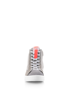 Alpinestars Stated Shoes, scarpe da moto, grigio chiaro, rosso fluo e bianco, vista frontale con lacci bianchi, linguetta rosso fluo e suola vulcanizzata bianca, stile sneaker street rétro