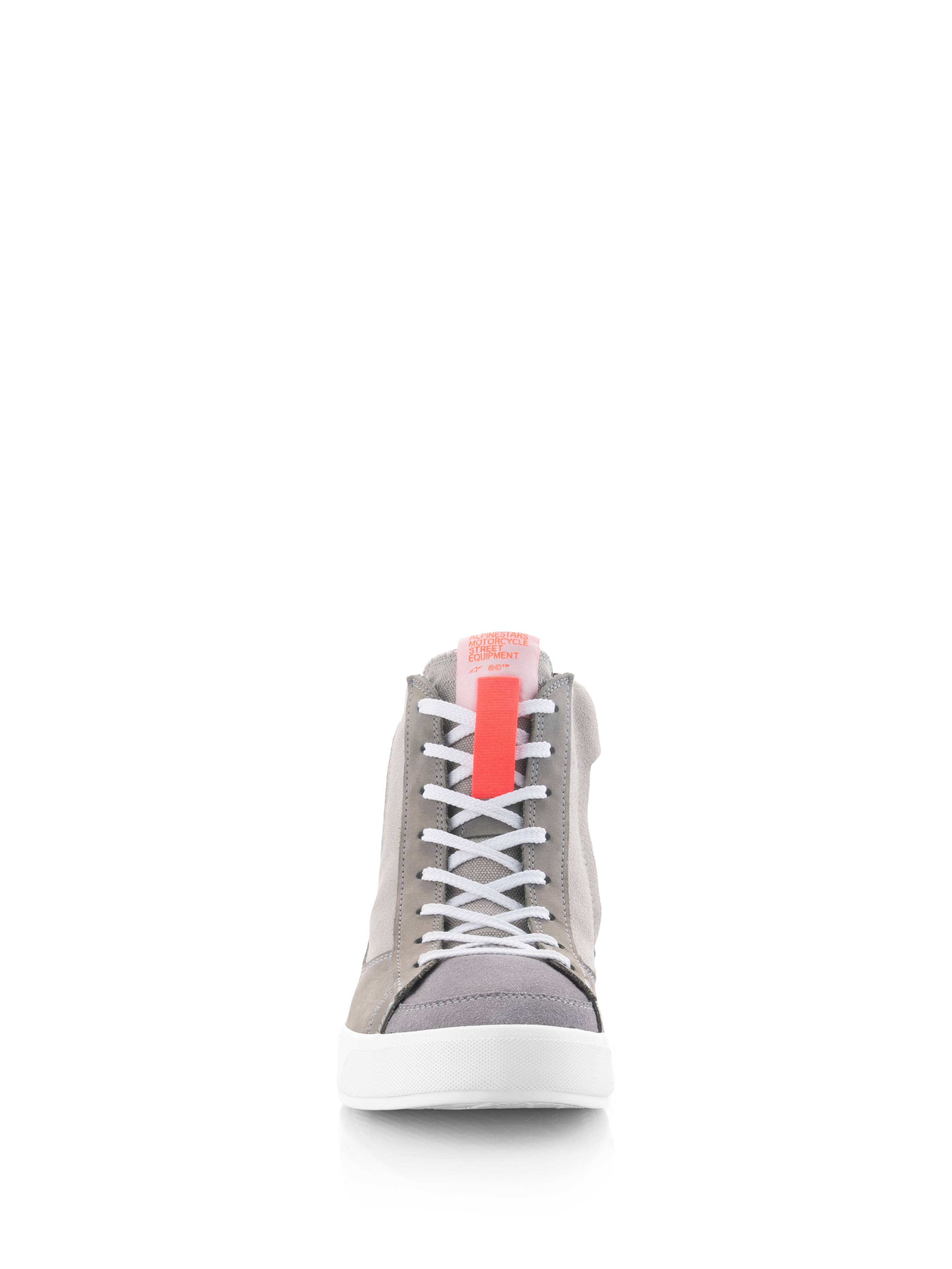 Alpinestars Stated Shoes, scarpe da moto, grigio chiaro, rosso fluo e bianco, vista frontale con lacci bianchi, linguetta rosso fluo e suola vulcanizzata bianca, stile sneaker street rétro