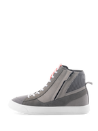 Scarpe Alpinestars Stated, scarpe da moto urbane in Grigio Chiaro Rosso Fluo Bianco, design sneaker rétro high-top con tomaia in camoscio grigio e tela, cerniera laterale e suola vulcanizzata bianca