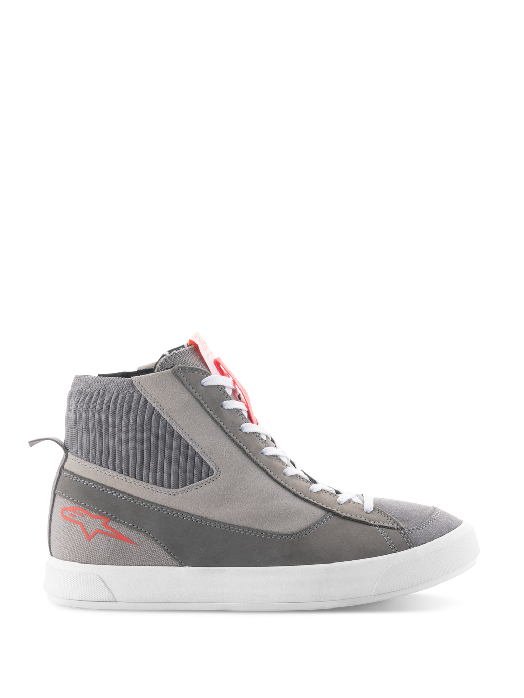 Alpinestars Stated Shoes, scarpe da moto alte, grigio chiaro e rosso fluo, con colletto della caviglia in maglia a coste, suola vulcanizzata bianca, logo a stella rosso sul tallone e punta in camoscio spaccato, design streetwear urbano moderno