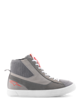 Alpinestars Stated Shoes, scarpe da moto alte, grigio chiaro e rosso fluo, con colletto della caviglia in maglia a coste, suola vulcanizzata bianca, logo a stella rosso sul tallone e punta in camoscio spaccato, design streetwear urbano moderno