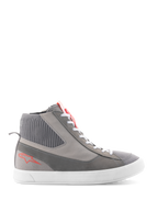 Alpinestars Stated Shoes, scarpe da moto alte, grigio chiaro e rosso fluo, con colletto della caviglia in maglia a coste, suola vulcanizzata bianca, logo a stella rosso sul tallone e punta in camoscio spaccato, design streetwear urbano moderno