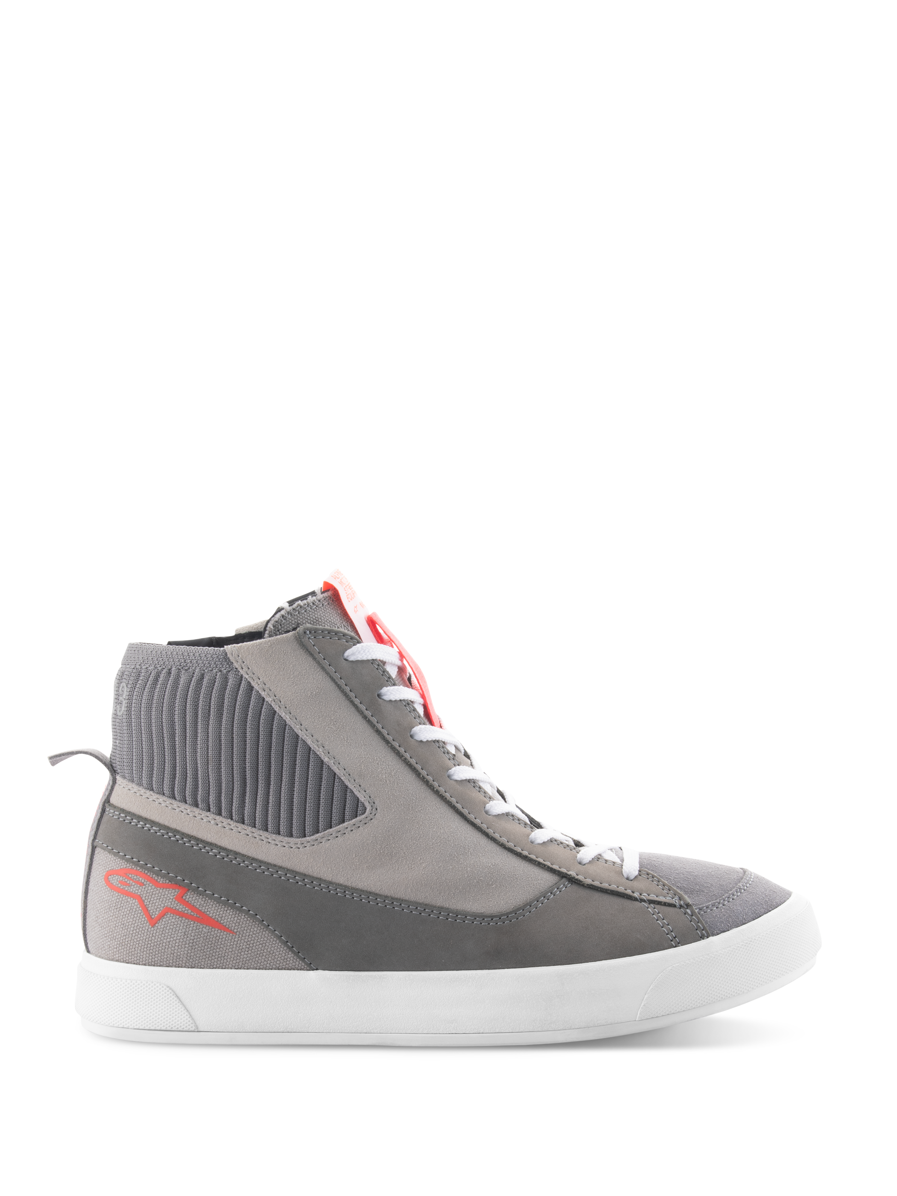Alpinestars Stated Shoes, scarpe da moto alte, grigio chiaro e rosso fluo, con colletto della caviglia in maglia a coste, suola vulcanizzata bianca, logo a stella rosso sul tallone e punta in camoscio spaccato, design streetwear urbano moderno