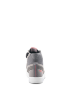 Scarpe Alpinestars Stated, scarpe da moto urbane, grigio chiaro rosso fluo bianco, vista posteriore che mostra il colletto della caviglia in maglia a costine con marchio 'AS 63', suola vulcanizzata bianca e logo rosso sul tallone con dettaglio cucito