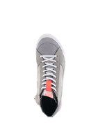 Scarpe Alpinestars Stated, sneakers da moto grigio chiaro, vista dall'alto con lacci bianchi e tirante rosso fluo, stile urban street in pelle scamosciata e nubuck, bordo della suola vulcanizzata bianco