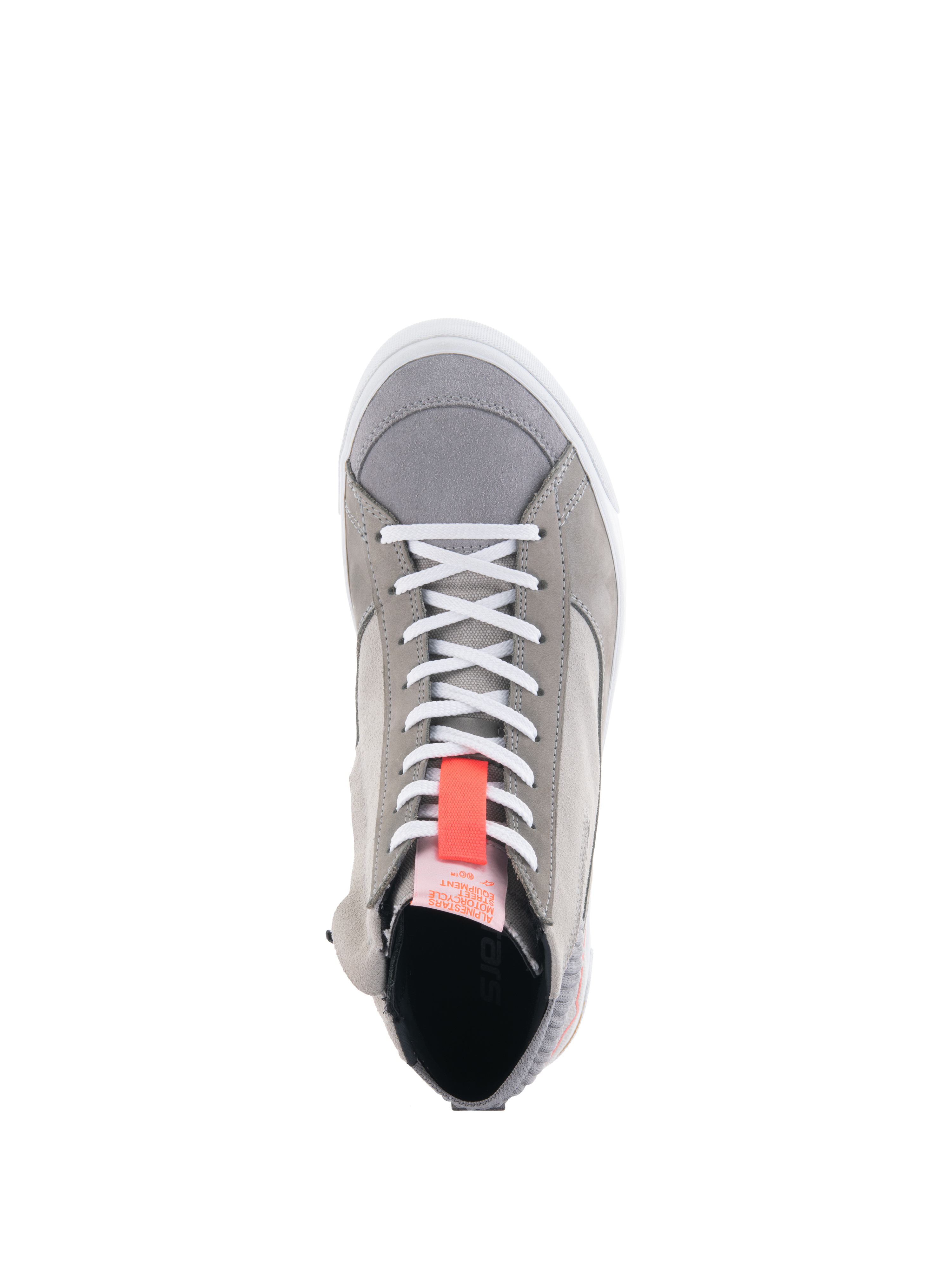 Scarpe Alpinestars Stated, sneakers da moto grigio chiaro, vista dall'alto con lacci bianchi e tirante rosso fluo, stile urban street in pelle scamosciata e nubuck, bordo della suola vulcanizzata bianco