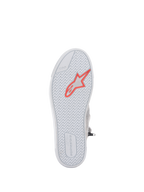 Alpinestars Stated Shoes, scarpe da moto urbane, grigio chiaro e bianco, vista inferiore della suola in gomma vulcanizzata con logo a stella rosso fluo, battistrada a spina di pesce per l'aderenza, marcatura TPF e branding Alpinestars sul tallone