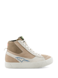 Alpinestars Stella Stated Podium Shoes, sneakers alte da moto da donna, bianco e grigio chiaro, tomaia in scamosciato beige e pelle, logo Alpinestars blu, colletto alla caviglia in maglia a coste, spessa suola vulcanizzata bianca, stile skate retrò