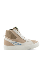 Alpinestars Stella Stated Podium Shoes, sneakers alte da moto da donna, bianco e grigio chiaro, tomaia in scamosciato beige e pelle, logo Alpinestars blu, colletto alla caviglia in maglia a coste, spessa suola vulcanizzata bianca, stile skate retrò