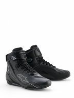 Scarpe Alpinestars Faster-4 Drystar®, scarpe da moto Nero Cool Gray, design a profilo alto con chiusura a lacci e cinturino regolabile sulla caviglia, con l'iconico logo a stella e il marchio Drystar, calzature sportive resistenti e impermeabili