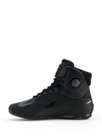 Scarpe Alpinestars Faster-4 Drystar®, scarpe da moto, Nero Cool Gray, vista laterale con costruzione in microfibra senza cuciture, marchio Drystar impermeabile, chiusura con lacci e cinturino alla caviglia e struttura protettiva integrata della caviglia.