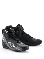 Scarpe Alpinestars Faster-4 Drystar®, scarpe da moto, nero, grigio freddo e bianco, design aerodinamico con logo Astars bianco, chiusura con lacci e cinturino alla caviglia con chiusura a strappo, tecnologia impermeabile Drystar® e pannelli rinforzati per la protezione nella guida sportiva.