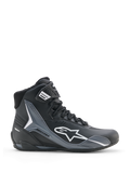Alpinestars Faster-4 Drystar Shoes, scarpe da moto, nero, grigio freddo e bianco, vista laterale con logo Astars bianco, design a collo alto con pannelli protettivi rinforzati, chiusura con lacci e cinturino alla caviglia, stile sportivo moderno